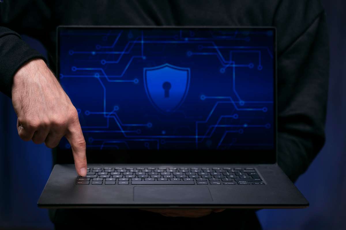 Praca zdalna – jak zadbać o cyberbezpieczeństwo? praca zdalna Zastosuj w firmie system zarządzania bezpieczeństwem